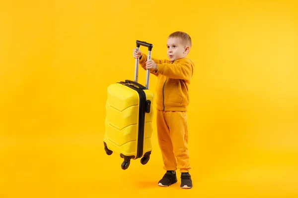 Маленький мандрівник-туристичний хлопчик 3-4 роки ізольований на жовтому — стокове фото