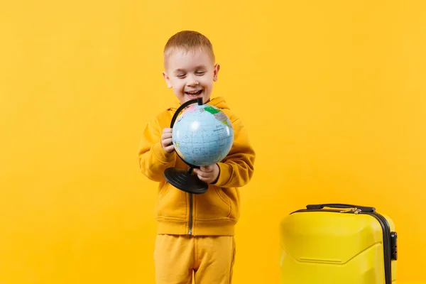 Μικρό ταξιδιώτη τουριστικά παιδί αγόρι 3-4 ετών απομονώνονται σε κίτρινο — Φωτογραφία Αρχείου