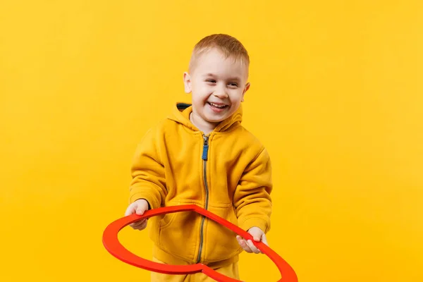 Dítě chlapeček 3-4 let žluté oblečení drží červené hea — Stock fotografie