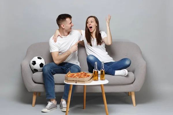 Amazed coppia donna uomo tifosi di calcio rallegrare il supporto preferito — Foto Stock