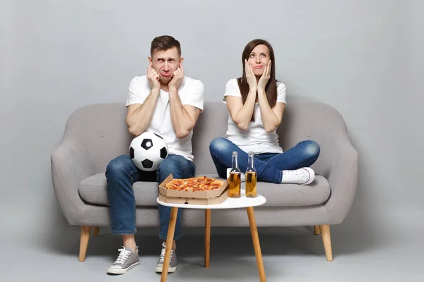 Dotyčný smutný pár žena muž fotbaloví fanoušci v bílé tričko ch — Stock fotografie