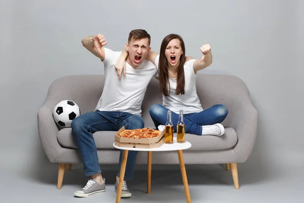 Irritado gritando pareja mujer hombre fútbol fans en blanco t-sh — Foto de Stock