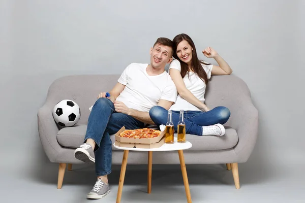 Diversión pareja mujer hombre fútbol fans en blanco camiseta animar hasta sup — Foto de Stock