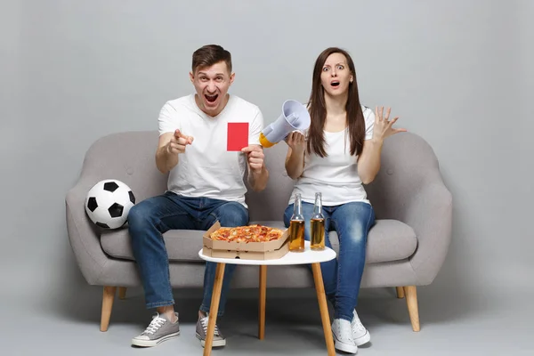 Nerviosa pareja mujer hombre fútbol fans animar apoyo favorito — Foto de Stock