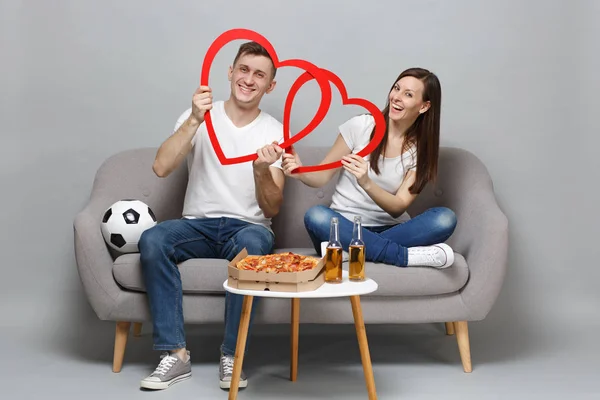 Sonriente pareja mujer hombre fútbol fans animar apoyo favorito —  Fotos de Stock