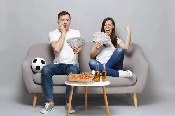 Emocionado pareja mujer hombre fútbol fans animar apoyo favorito —  Fotos de Stock