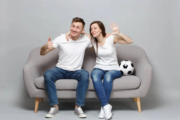 Couple amusant femme homme fans de football remonter le moral soutenir thé préféré — Photo