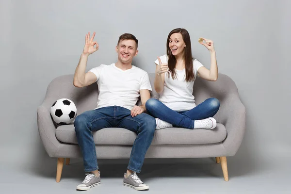 Eğlenceli çift kadın adam futbol taraftarları destek favori çay tezahürat — Stok fotoğraf