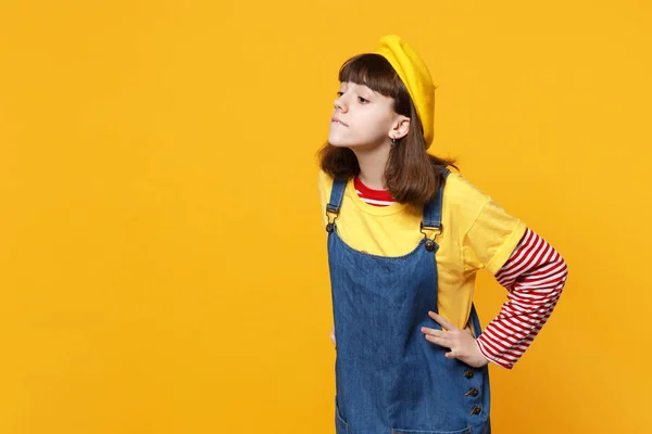 Ragazza interessata adolescente in berretto francese, denim sundress cercando — Foto Stock