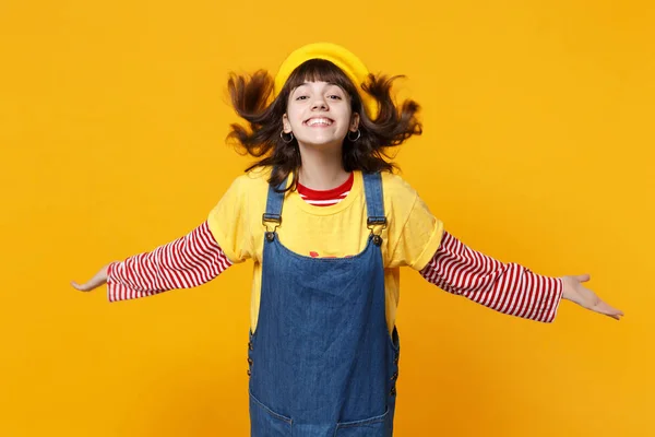 微笑的女孩十几岁的肖像在法国贝雷帽跳跃与 f — 图库照片