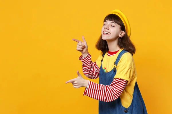 Retrato de engraçado menina adolescente no francês boina, denim sundress — Fotografia de Stock
