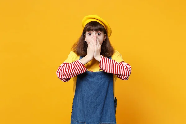 Retrato de chica sorprendida adolescente en boina francesa, denim sundres —  Fotos de Stock