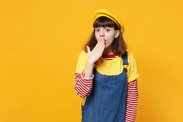 Portret szoku dziewczyna nastolatek w francuski beret, drelich sundres — Zdjęcie stockowe