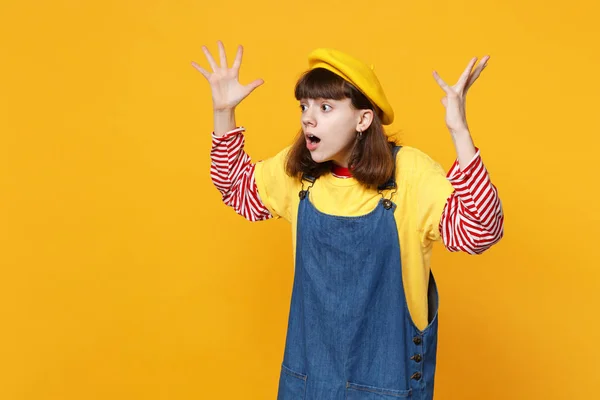 Schockiertes Mädchen Teenager in französischer Baskenmütze, Denim Sundress Verbreitung, — Stockfoto