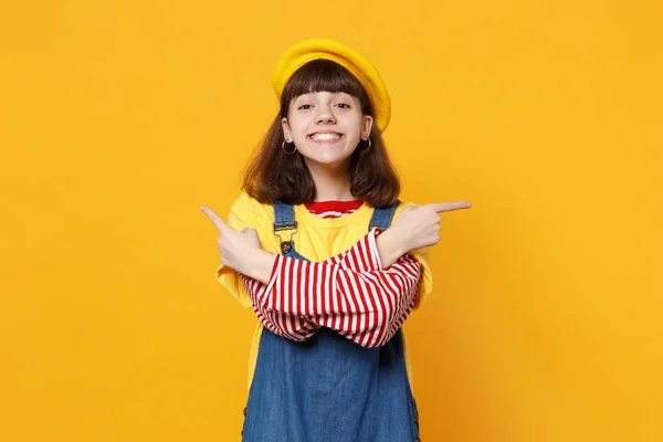 Sorrindo menina adolescente em boina francesa, vestido de ganga segurando ha — Fotografia de Stock