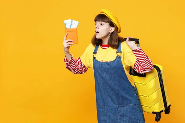 Shocked girl teenager in french beret looking aside, holding sui — Stock Photo, Image