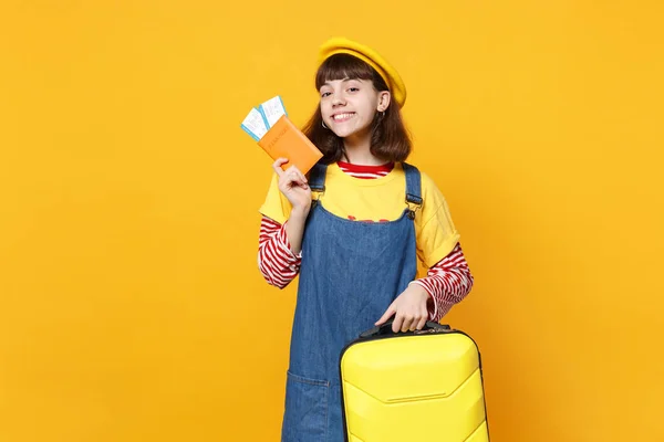 Gyönyörű lány tinédzser francia svájcisapka farmer sundress gazdaság — Stock Fotó