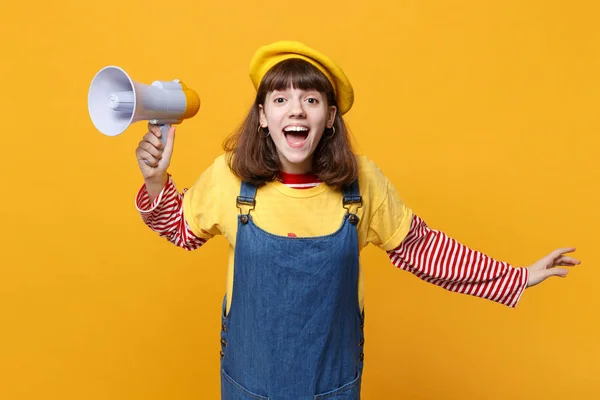 Chica alegre adolescente en boina francesa, vestido de mezclilla sosteniendo m — Foto de Stock