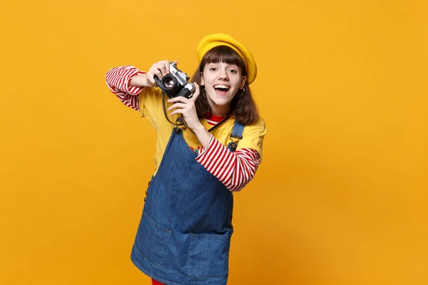 Ragazza allegra adolescente in berretto francese, prendisole in denim che prende pi — Foto Stock