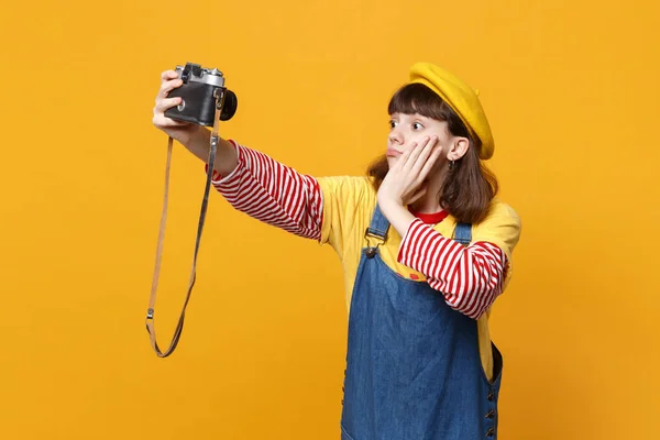 Zmatená dívka dospívající ve francouzském baret dělá selfie záběr na ret — Stock fotografie