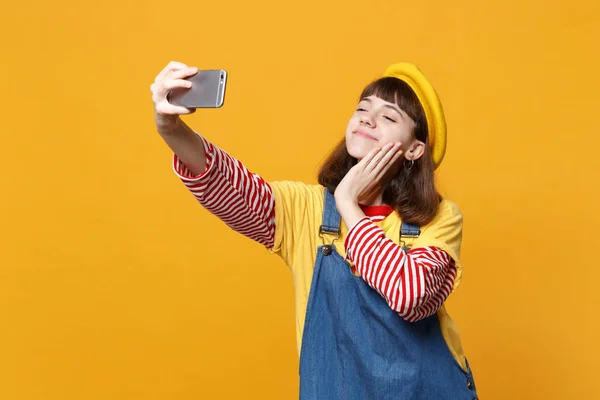 Hezká dívka dospívající ve francouzském baret, letní Džínové šaty dělají selfi — Stock fotografie