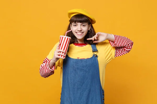 Uśmiechnięta dziewczyna nastolatek francuski beret, Letnia sukienka dżinsowa gospodarstwa pl — Zdjęcie stockowe