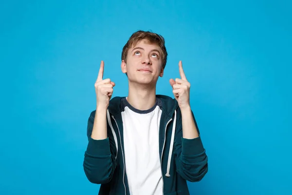 Retrato de homem jovem em roupas casuais apontando dedos indicadores , — Fotografia de Stock