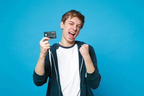 Retrato de jovem alegre em roupas casuais segurando crédito — Fotografia de Stock