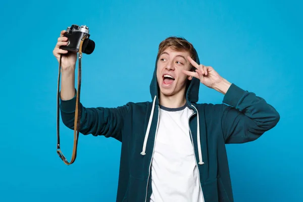 Lustiger junger Mann in lässiger Kleidung macht Selfie auf Retro-Vin — Stockfoto