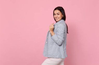 Gülümseyen neşeli genç kadın elele çizgili yan görünüm