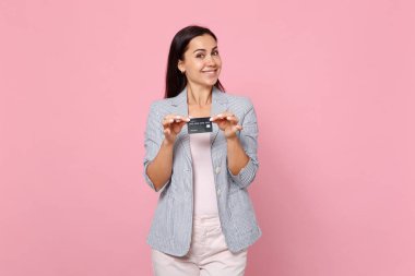 Çizgili ceket holding içinde gülümseyen genç ve güzel kadın portresi