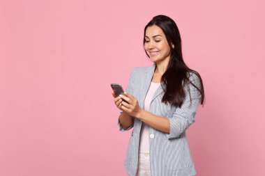 Mobil p kullanarak şeritli ceketli gülümseyen genç kadın portresi