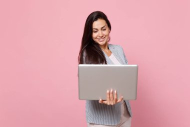 Çizgili ceket kullanarak genç kadın sevimli gülümseyen portresi