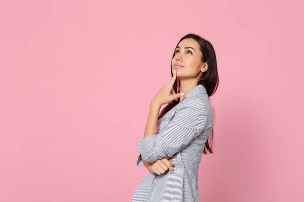 Vue latérale de la jeune femme rêveuse coûteuse en veste rayée look — Photo