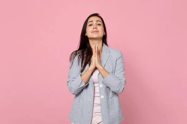 Retrato de mujer joven suplicante en chaqueta a rayas cogidas de la mano — Foto de Stock