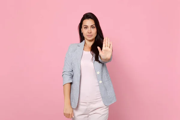 Portrait de jeune femme séduisante en veste rayée montrant sto — Photo