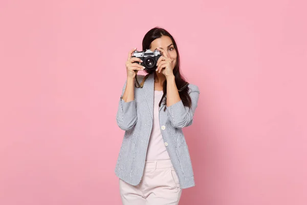 Retrato de una mujer joven y bonita en chaqueta a rayas tomando fotos —  Fotos de Stock