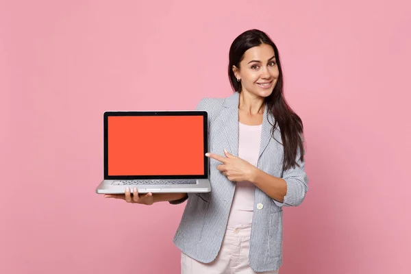 Donna sorridente in giacca a righe che punta indice sul computer portatile — Foto Stock