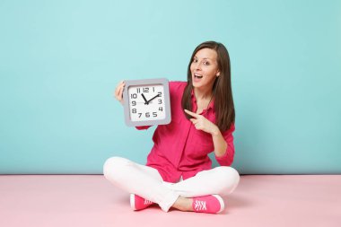 Tam uzunlukta portre genç kadında gül gömlek bluz beyaz pantolon