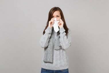 Gri kazak genç kadın, atkı burun var, hiçbir üfleme