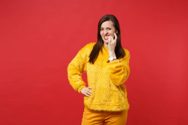 İlgili şaşkın endişeli genç kadın sarı kürk kazak Stan