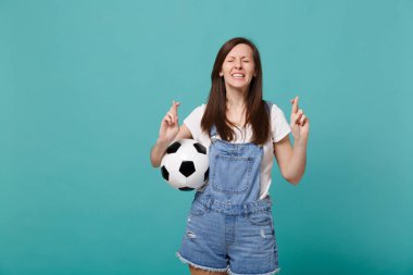 Genç kadın futbol hayranı futbol topu ile favori takım desteği 