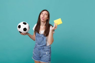 Futbol topu ile sıkıcı genç kadın futbol hayranı destek ekibi, y