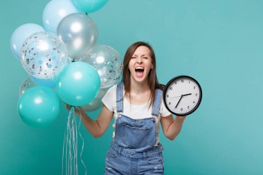 Kot elbise tutarak yuvarlak saat çılgın çığlık genç kadın