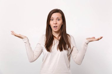 Hafif giysiler sprea şok çapraşık genç kadın portresi