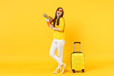 Şapka tutarak pasaport bilet neşeli gezgin turist kadın,