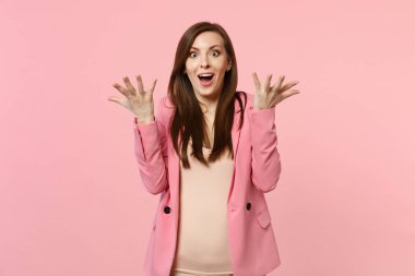 Heyecan hayret şok genç kadın ceket giyen SP portresi