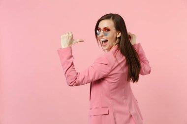 Kalp gözlük görünümlü neşeli genç kadının arka arka görünümü 