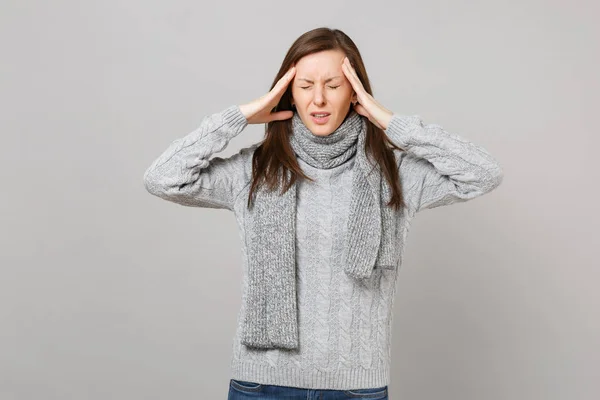 Överutmattad ung kvinna i grå tröja, halsduk med slutna ögon — Stockfoto