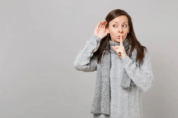 Ung flicka i grå tröja halsduk säger hysch vara tyst med finge — Stockfoto